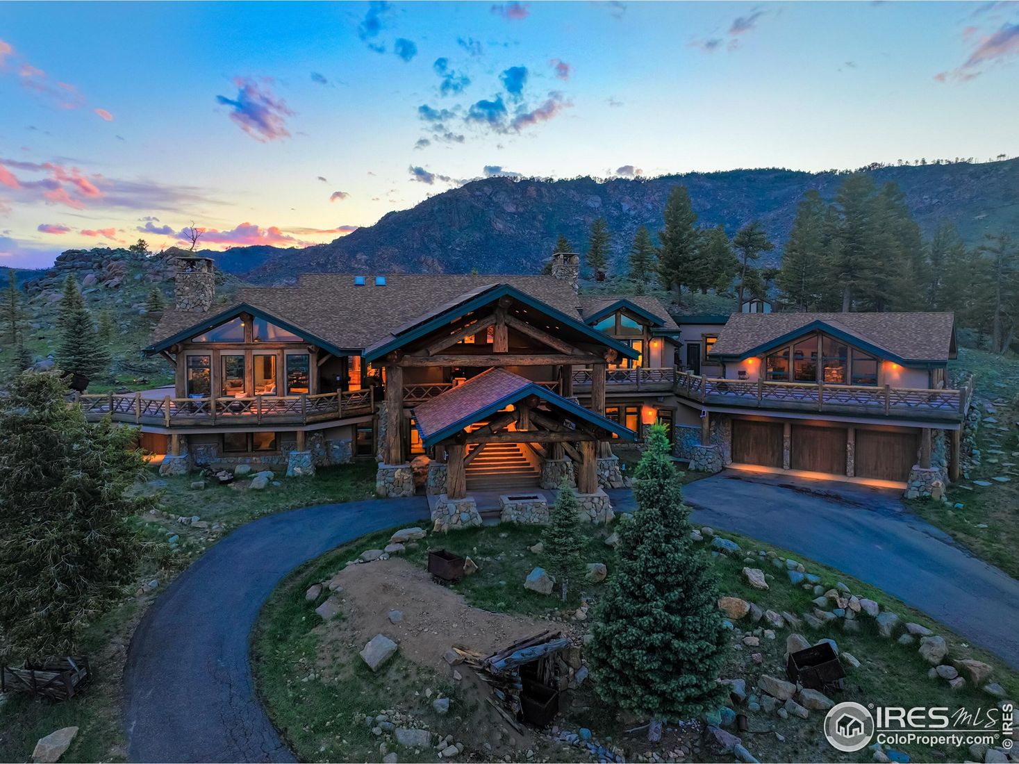 Exterior, Facade, Outdoor Kitchen, Log Home
