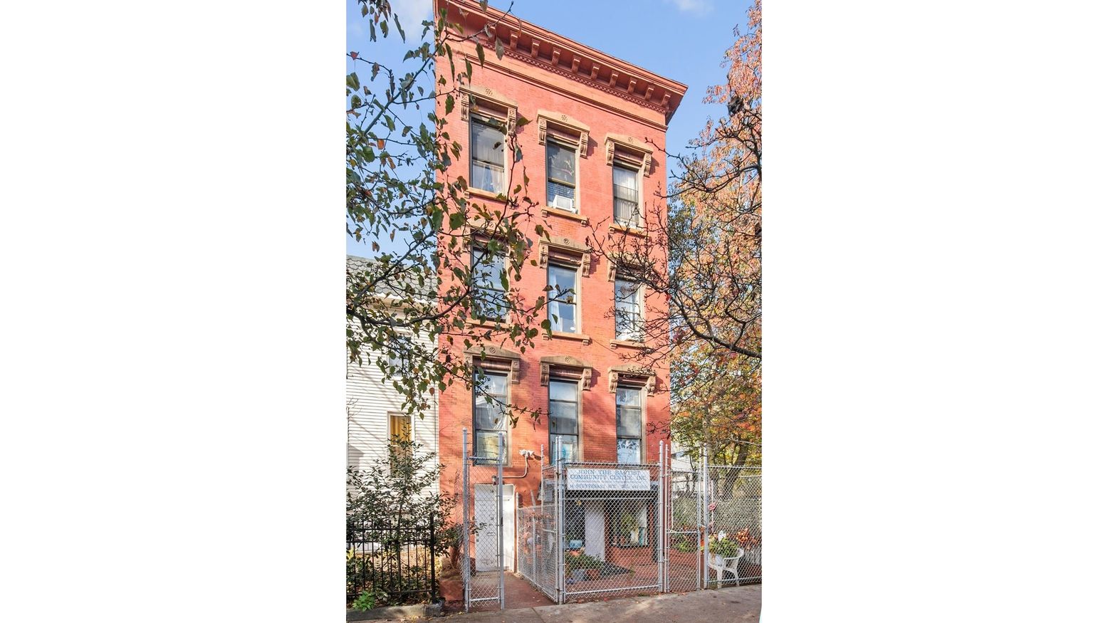 Exterior, Facade, Rowhouse