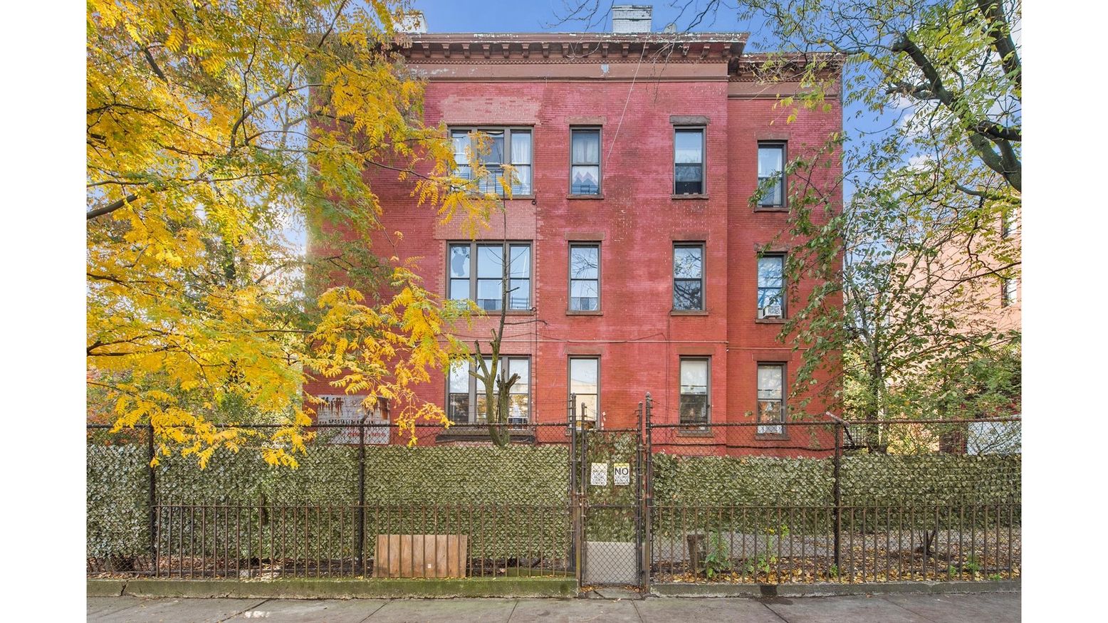 Exterior, Facade, Brick Facade, Rowhouse