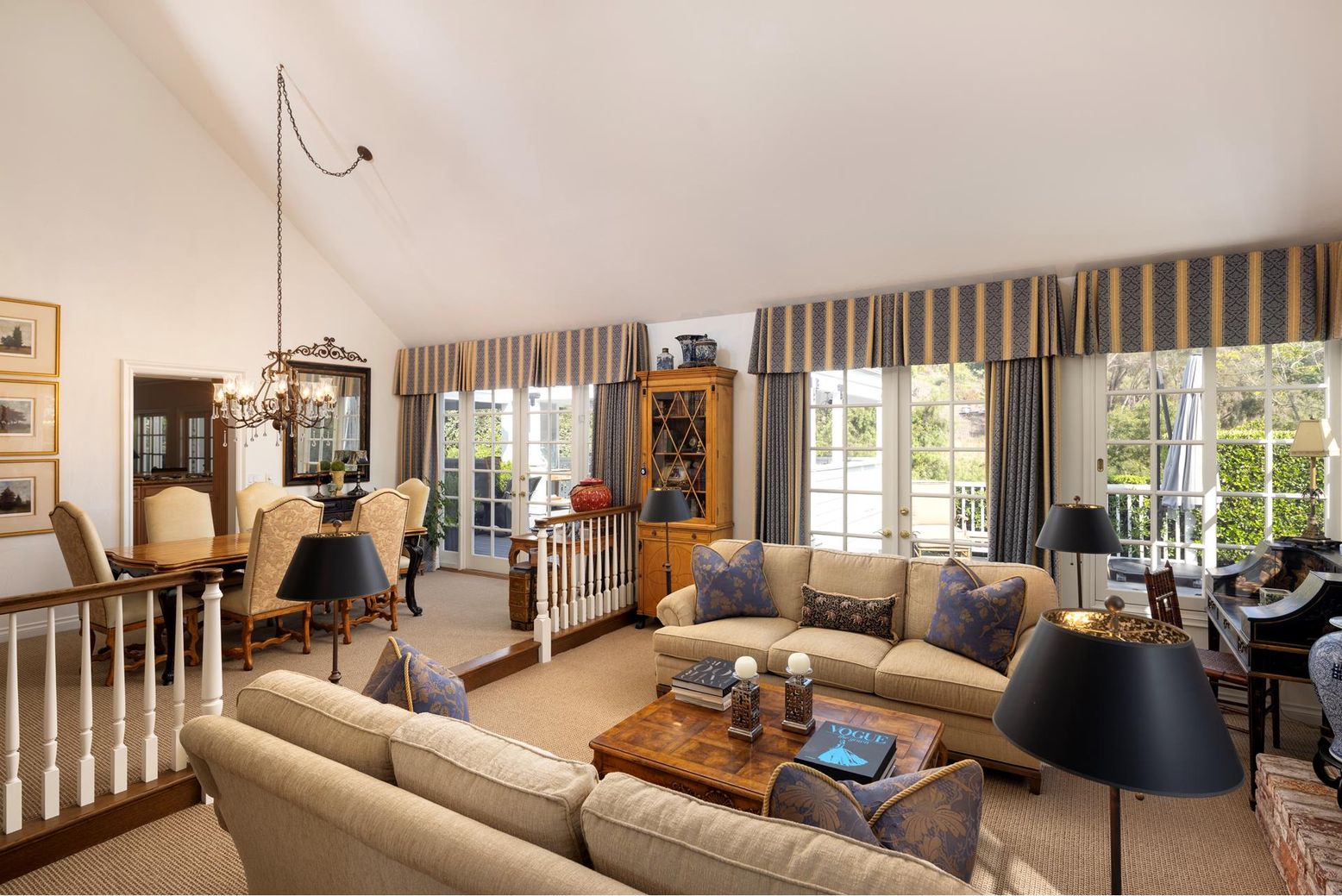 Chandelier, Dining room, Interior, Living room