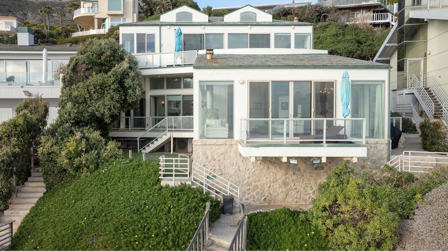 Exterior, Facade, Modern