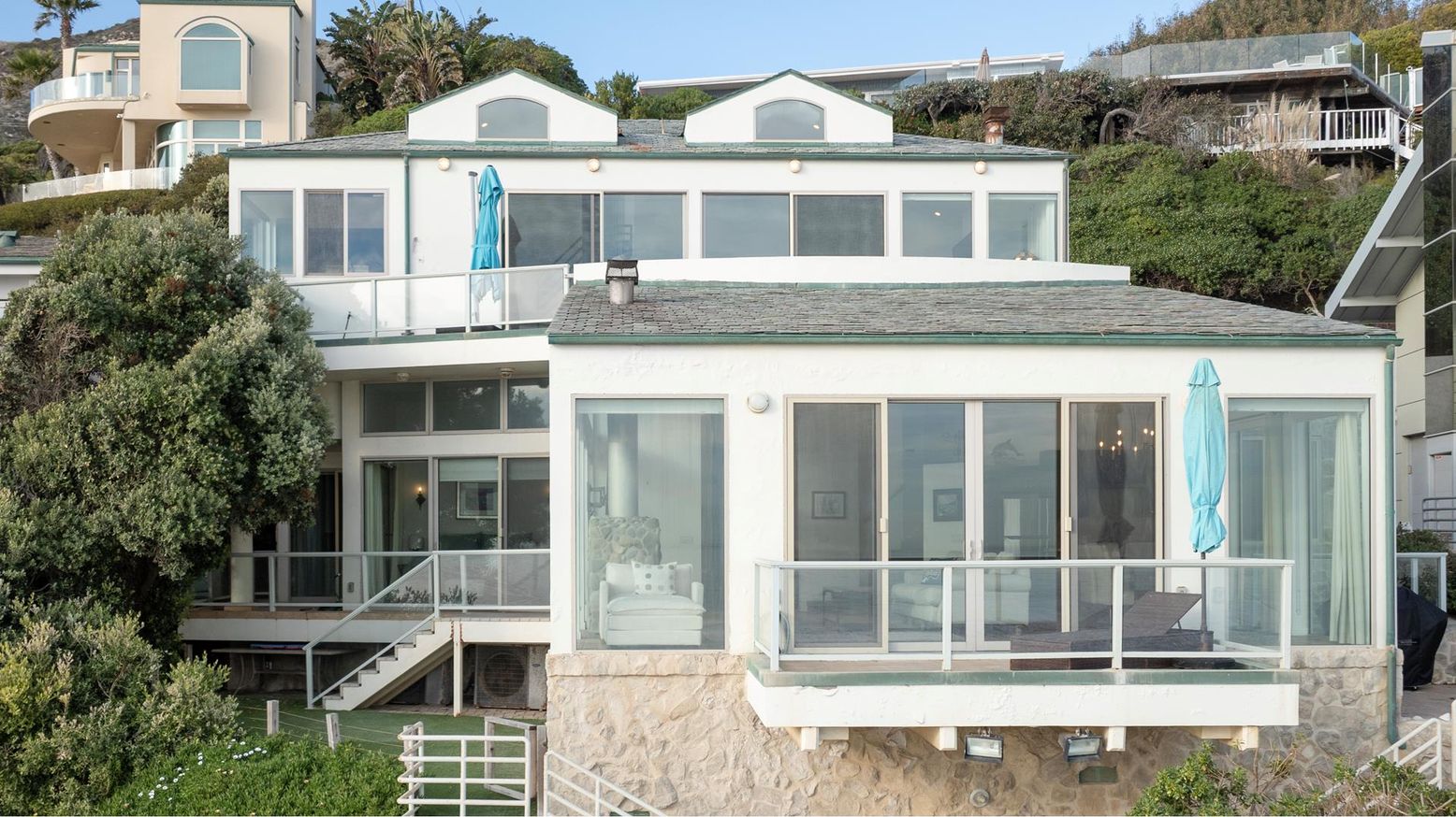 Exterior, Facade, Modern