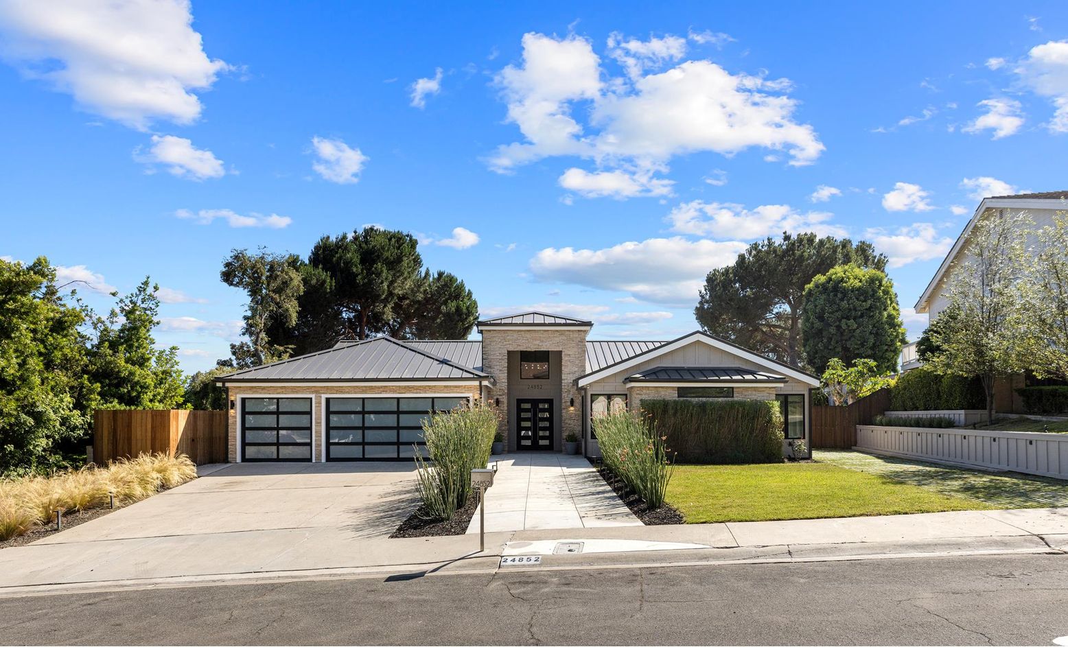 Attached, Exterior, Facade, None