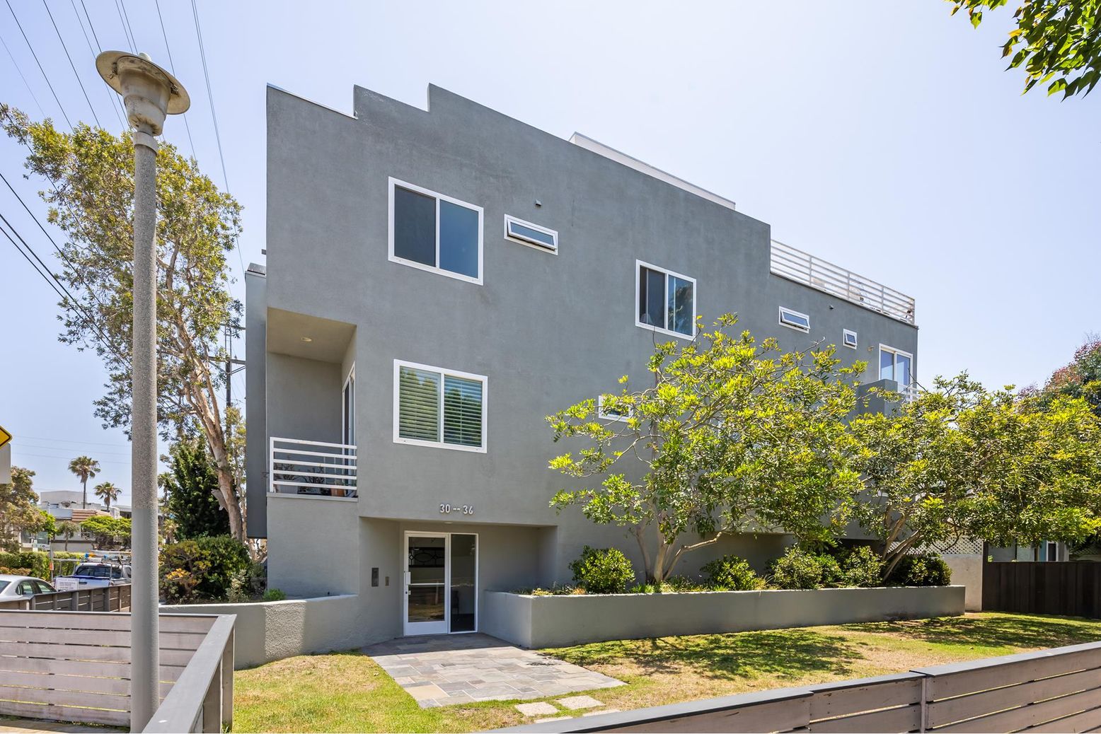 Exterior, Facade, Modern