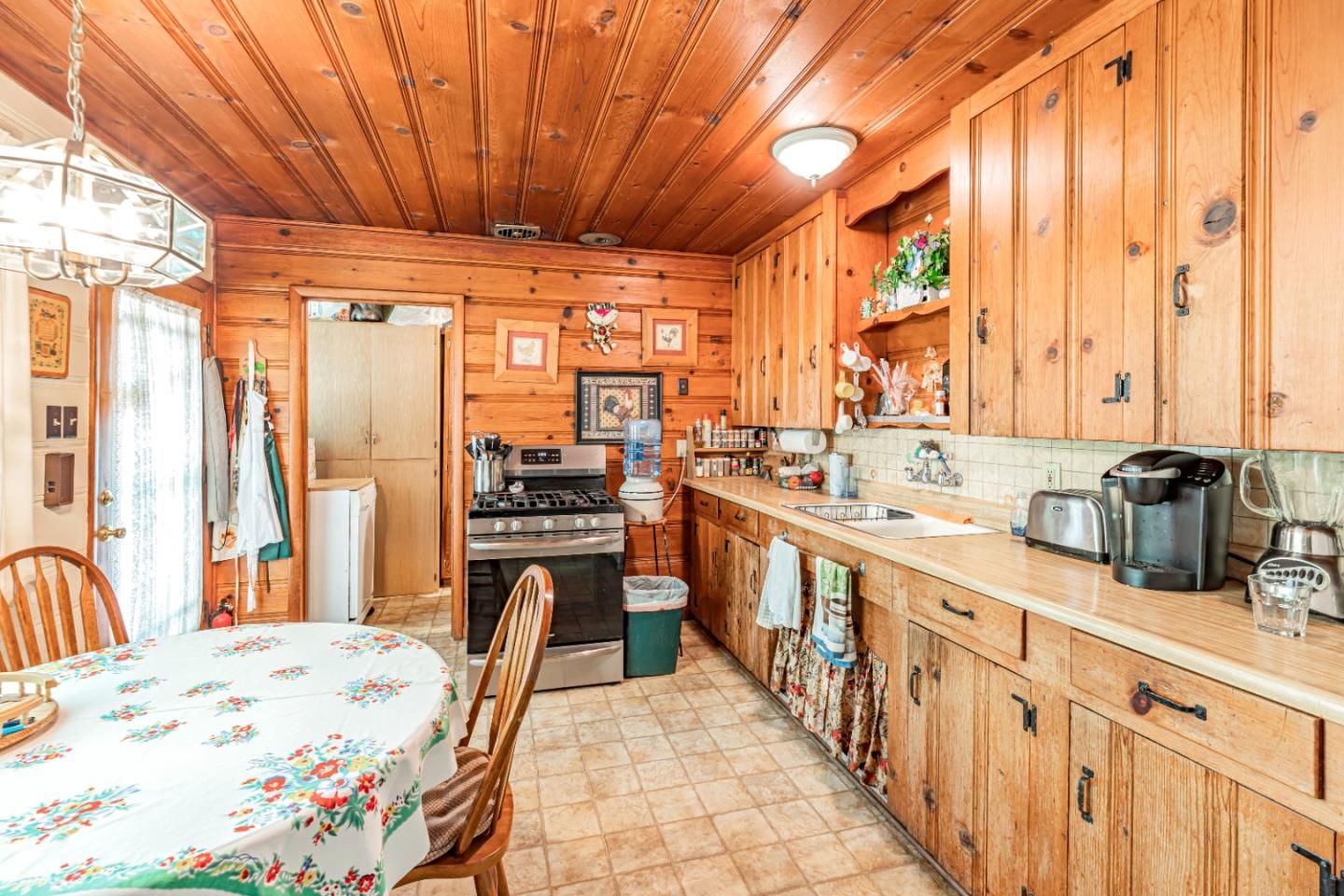 Dining room, Interior, Kitchen, Pendant Lights, Stainless Steel Appliances, Wooden Ceilings, Wooden Walls