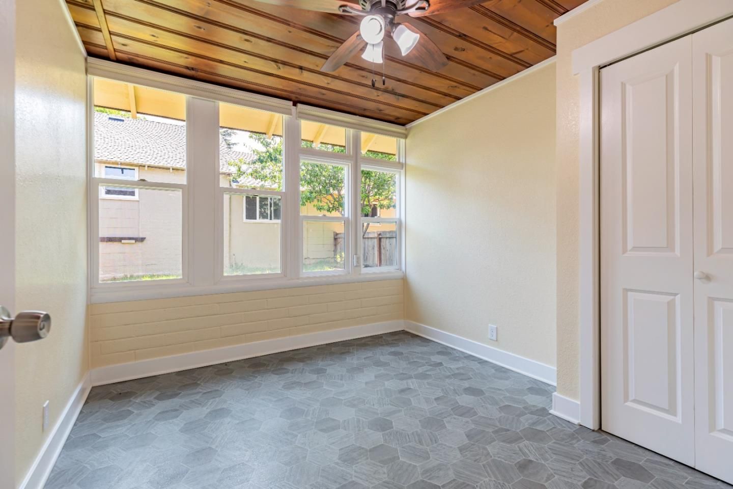Empty room, Interior, Wooden Ceilings