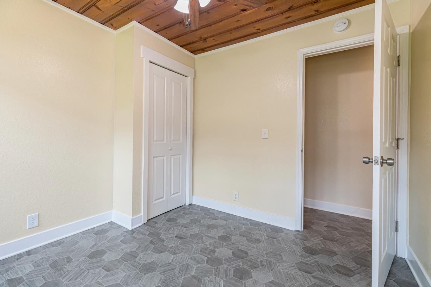Empty room, Interior, Wooden Ceilings