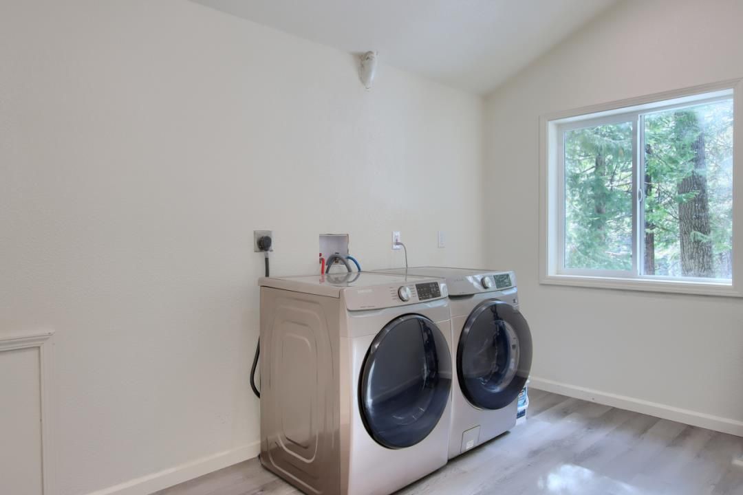 Interior, Washer, Wood Texture Flooring