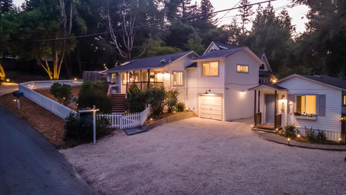 Attached, Exterior, Facade, American Craftsman