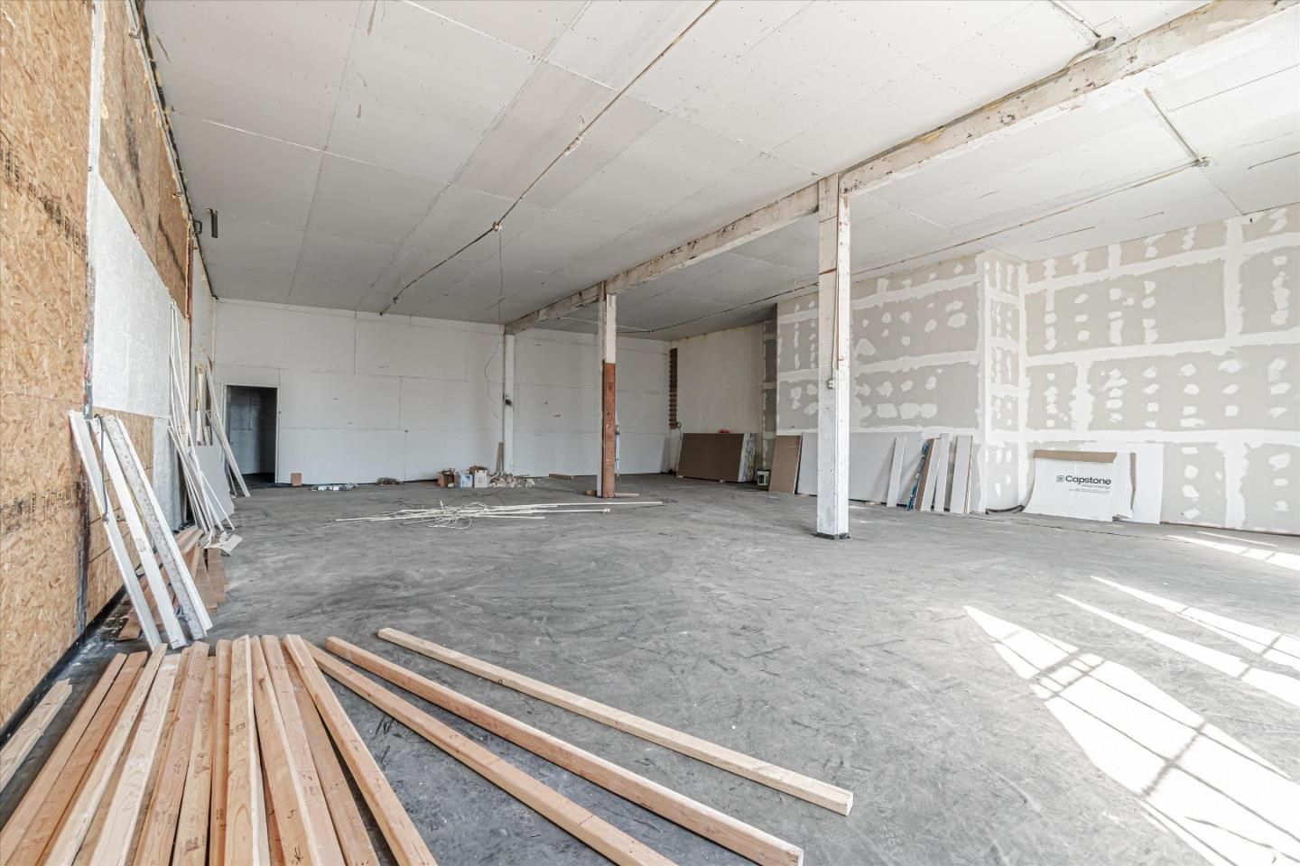 Empty room, Interior