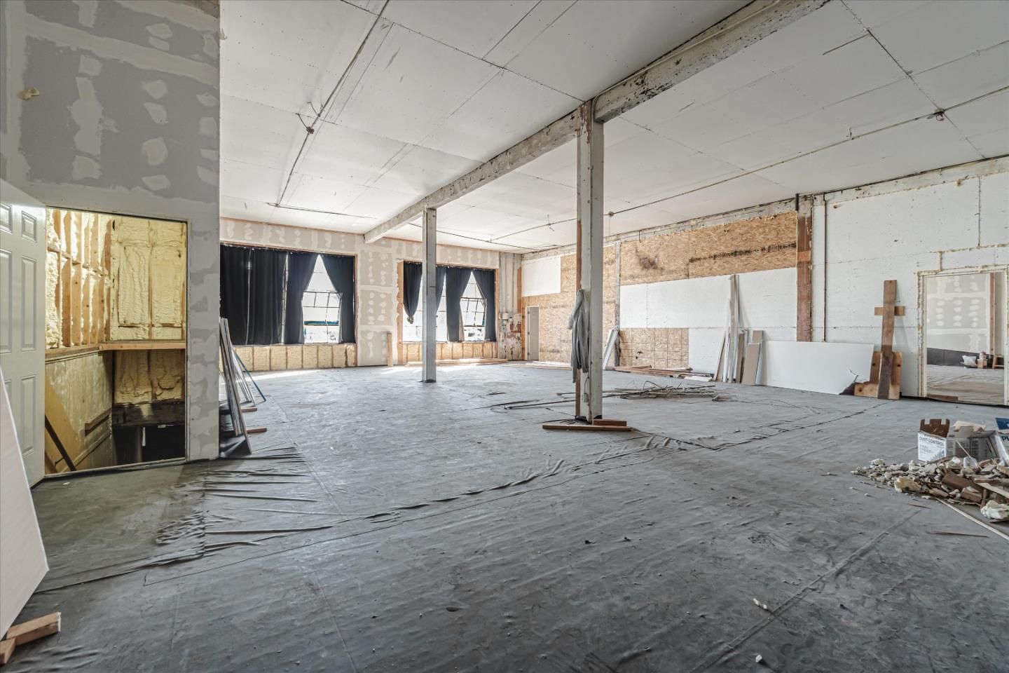 Empty room, Interior