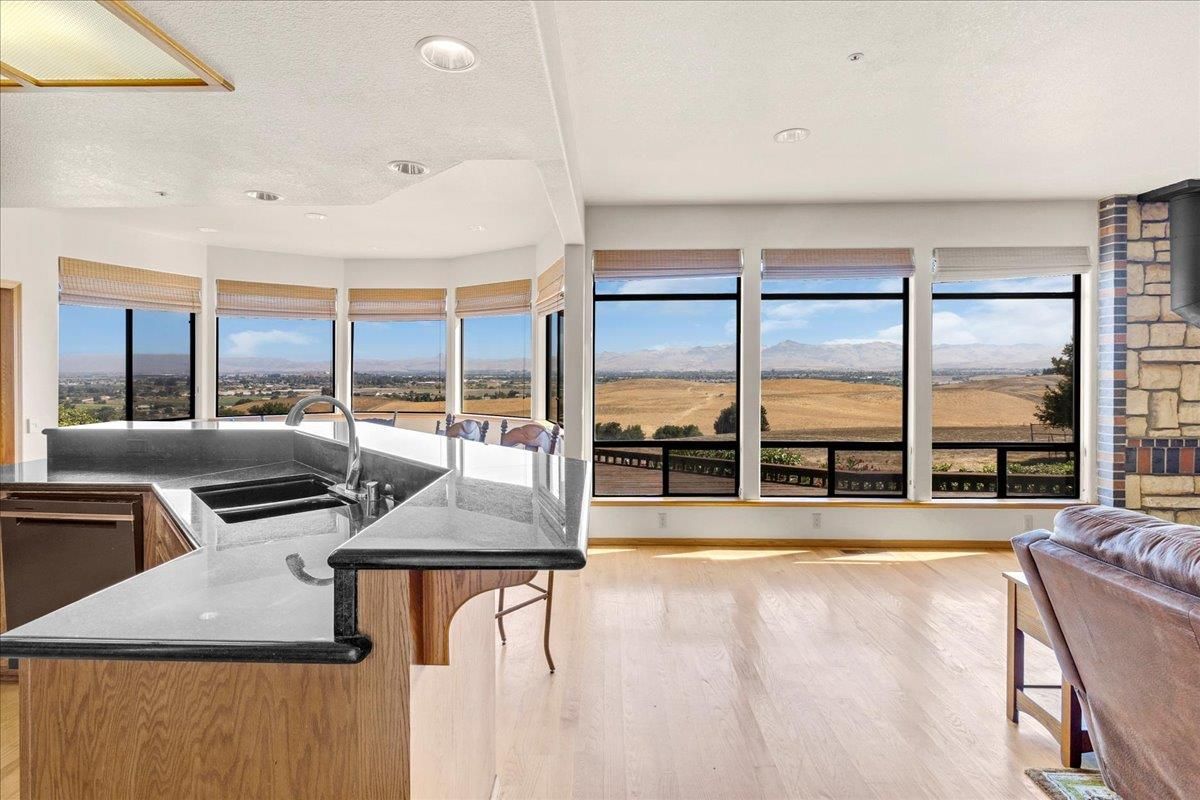 Interior, Kitchen, Recessed Lighting, Water, Wood Texture Flooring