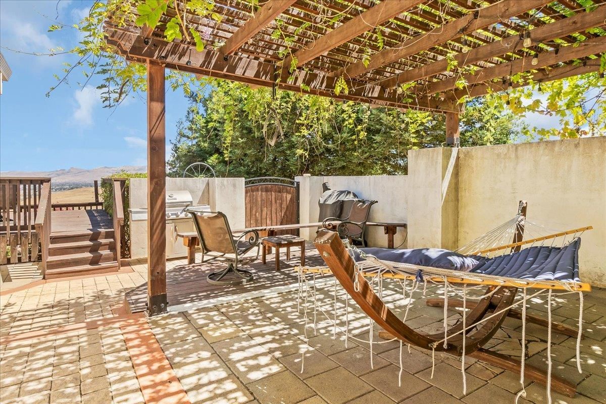 Exterior, Outdoor Kitchen