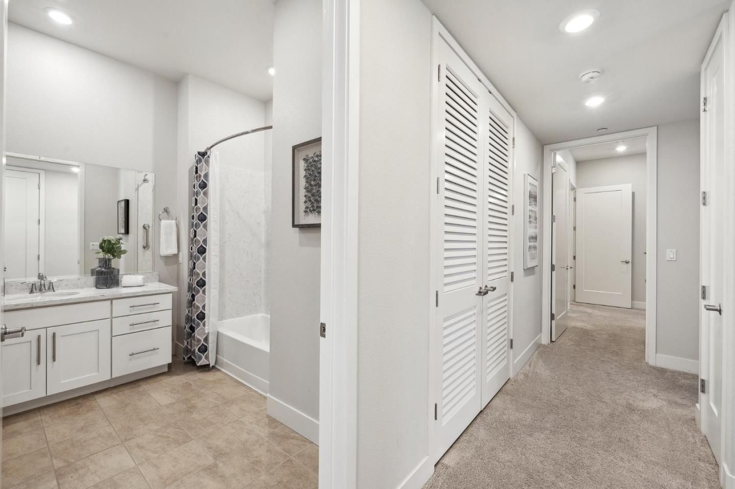 Bathroom, Dual Sink Vanities, Interior, Recessed Lighting