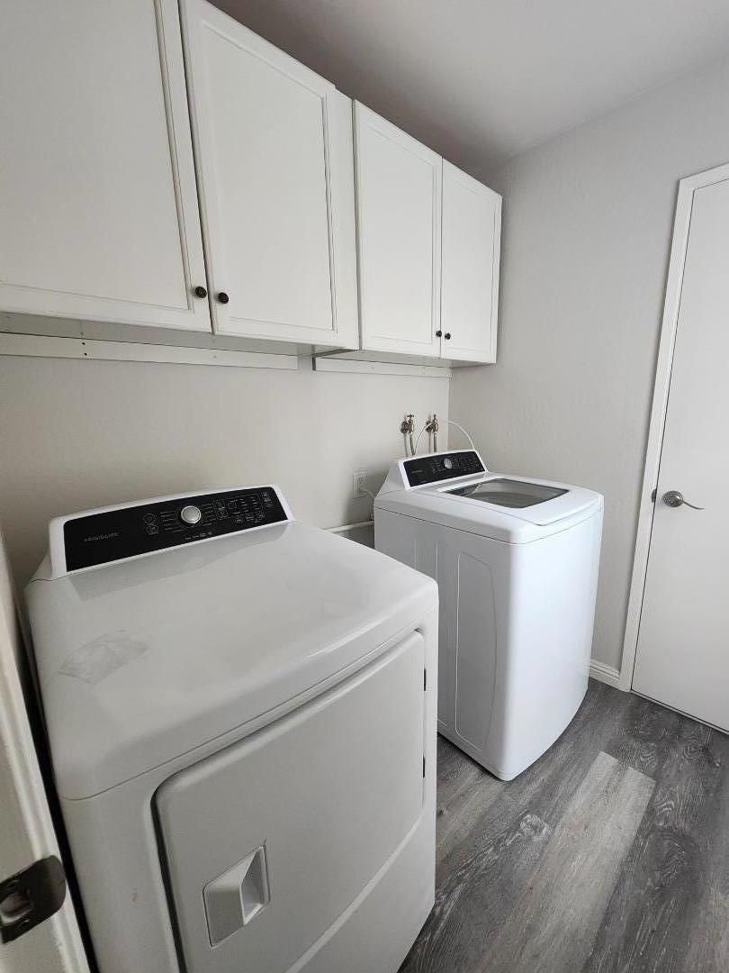 Interior, Washer, Wood Texture Flooring