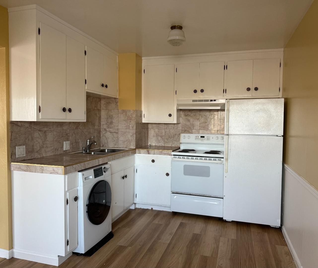 Interior, Kitchen, Washer, Wood Texture Flooring