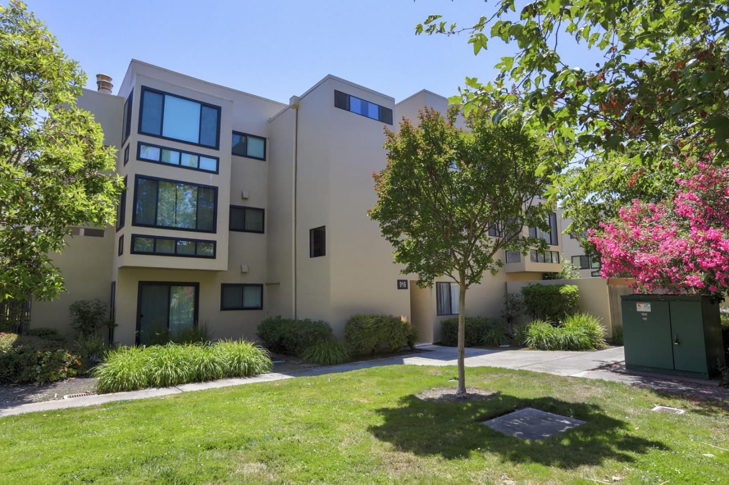 Backyard, Exterior, Facade, Modern