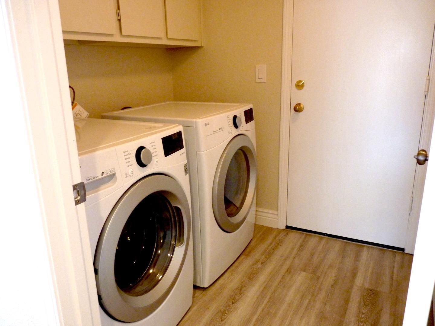 Interior, Washer, Wood Texture Flooring