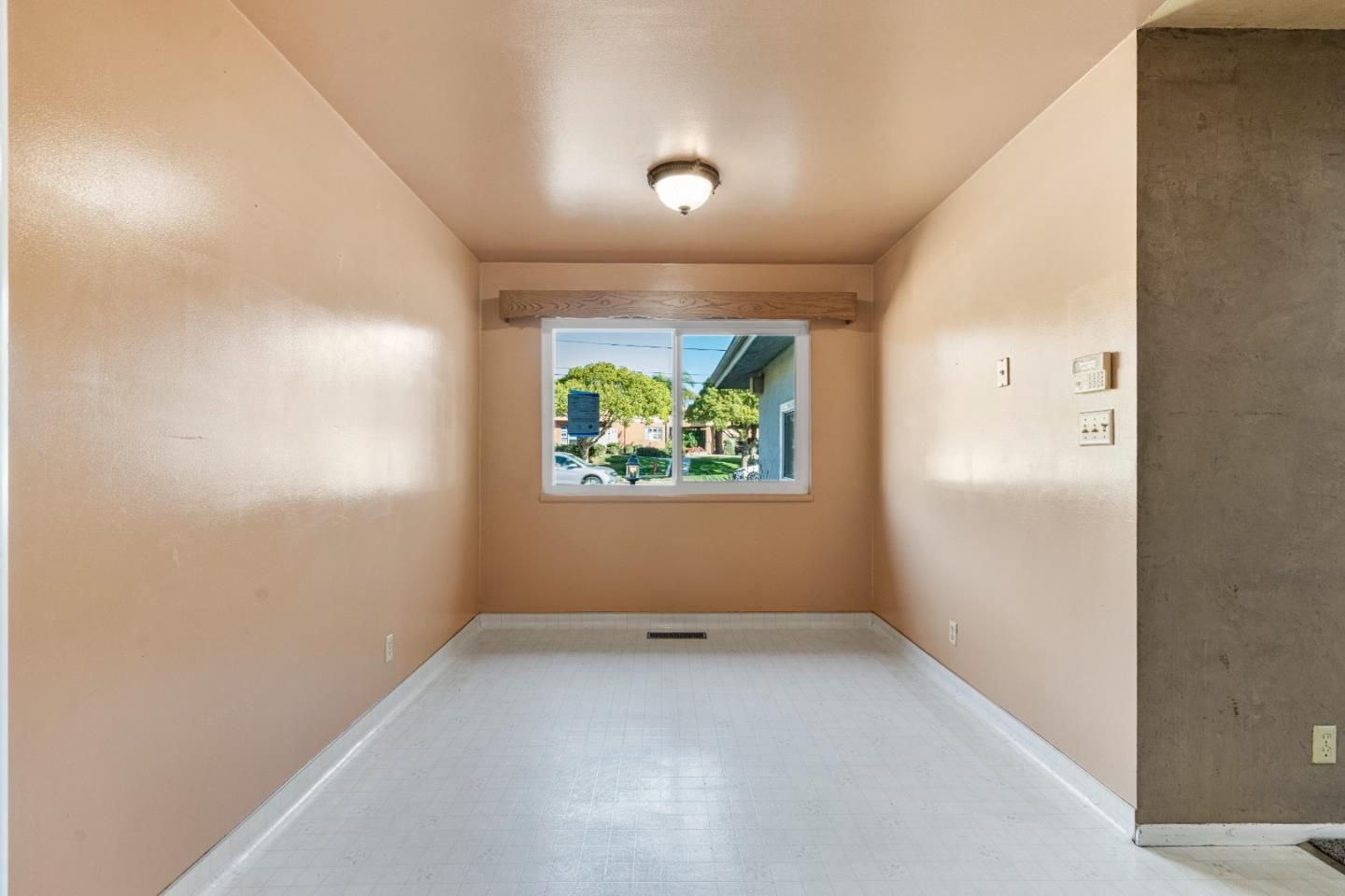 Empty room, Interior