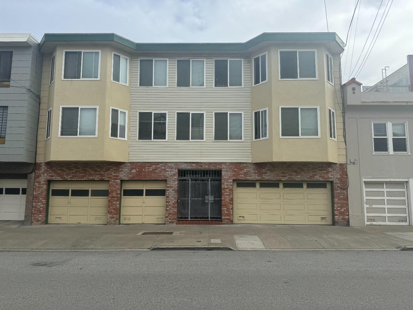 Attached, Exterior, Facade, Brick Facade, Rowhouse