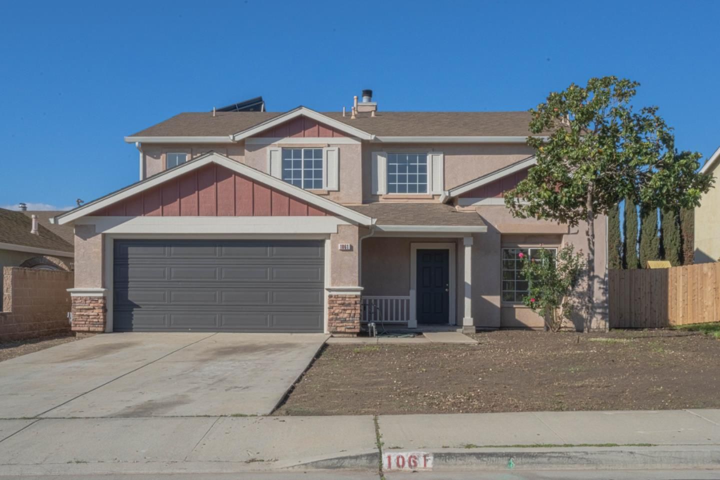 Attached, Exterior, Facade, American Craftsman