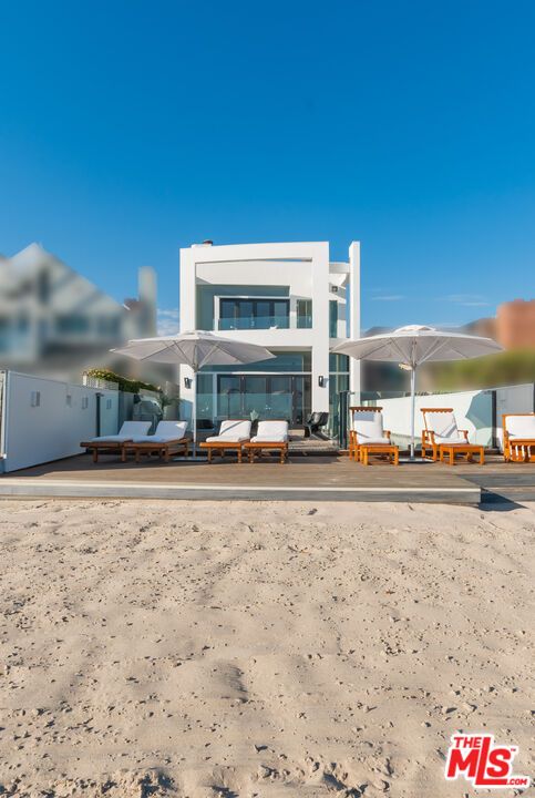 Backyard, Exterior, Facade, Modern