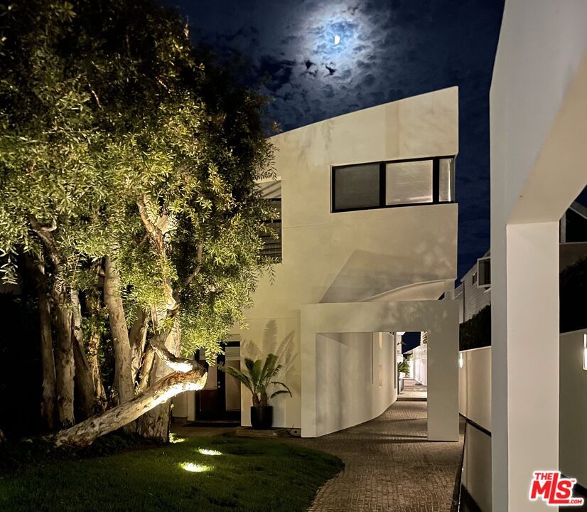 Exterior, Facade, Modern