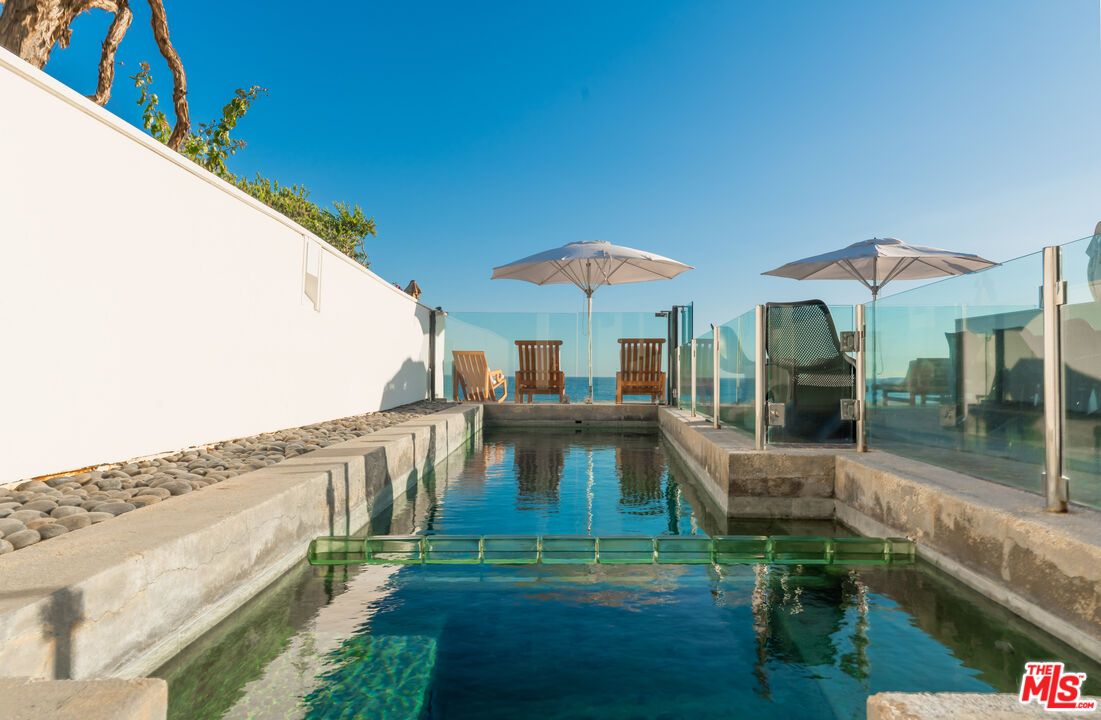 Exterior, Playground, Pool