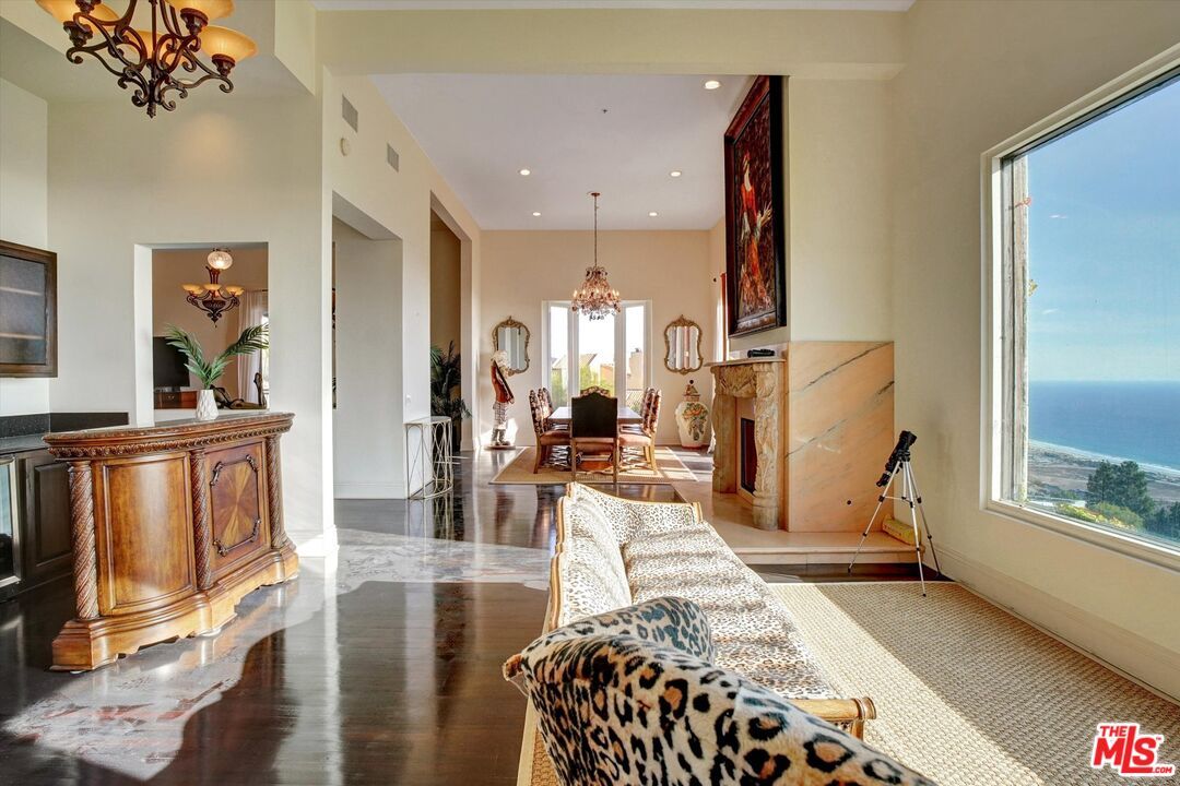 Chandelier, Dining room, Fireplace, Interior, Recessed Lighting, Water