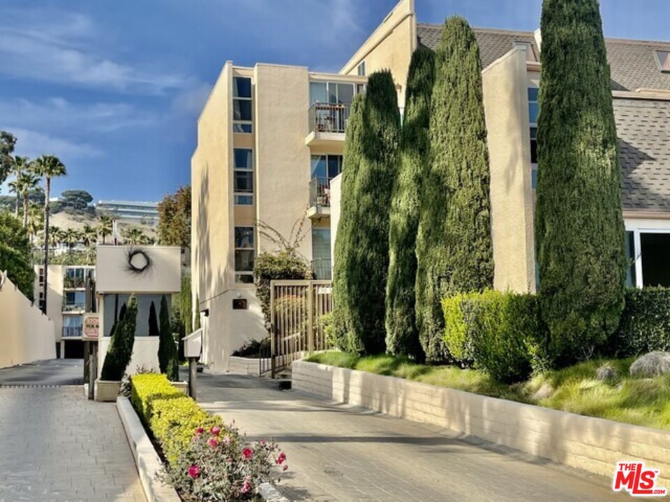 Exterior, Facade, Condo Building