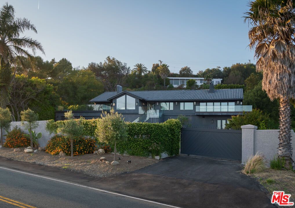 Exterior, Facade, Modern