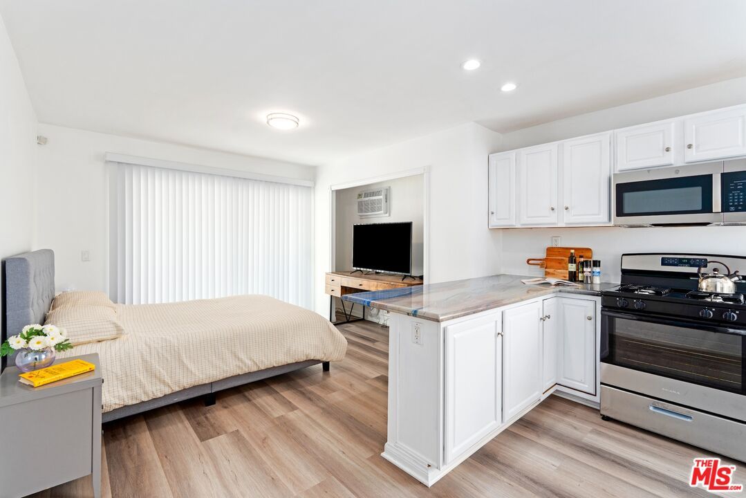 Bedroom, Interior, Kitchen, Recessed Lighting, Wood Texture Flooring