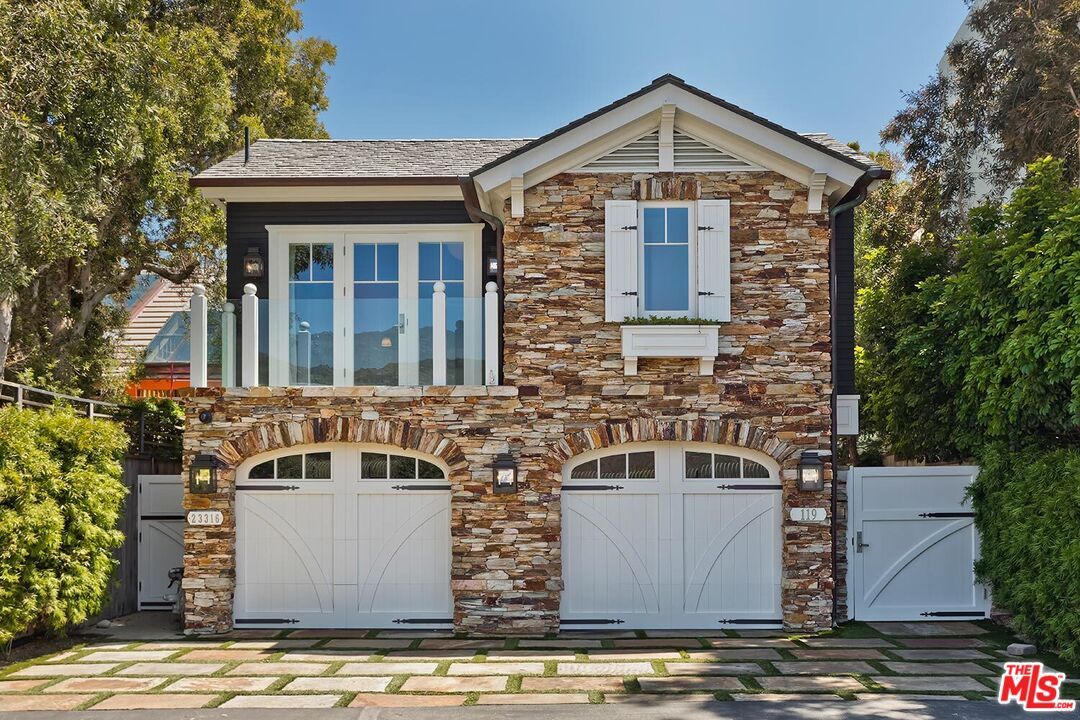Attached, Exterior, Facade, Queen Anne Victorian