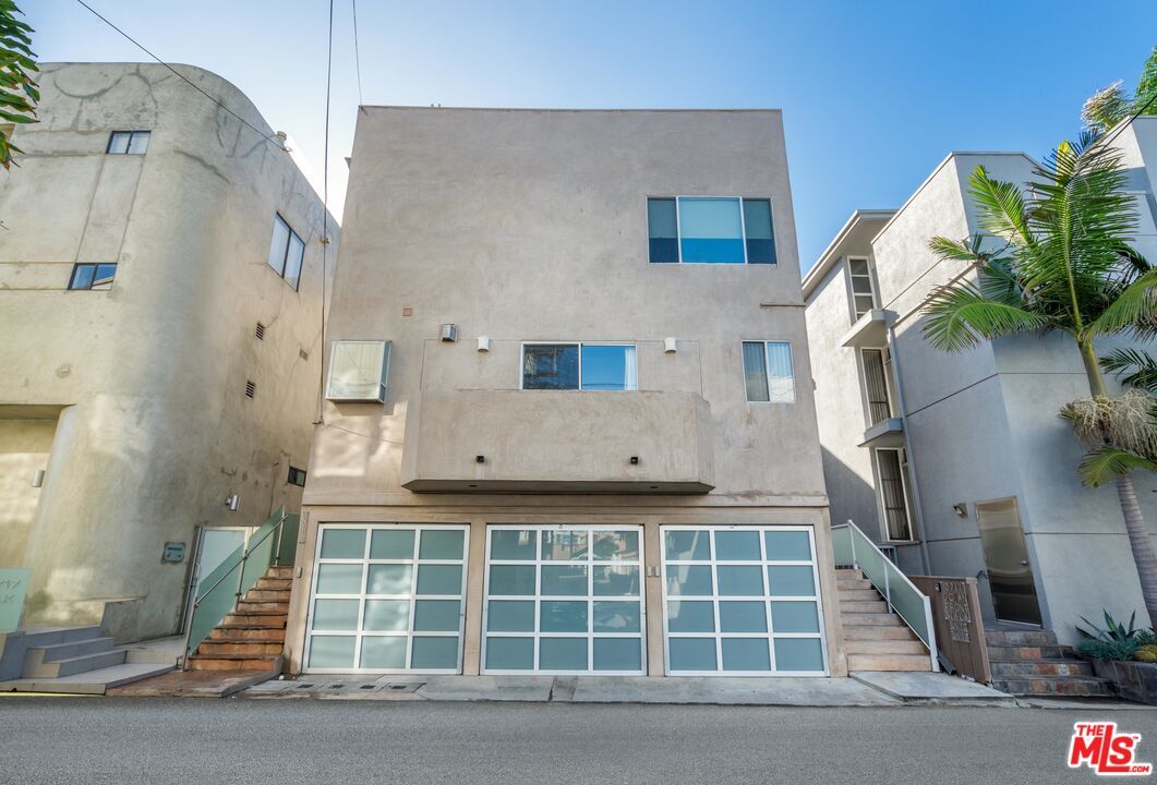 Exterior, Facade, Modern