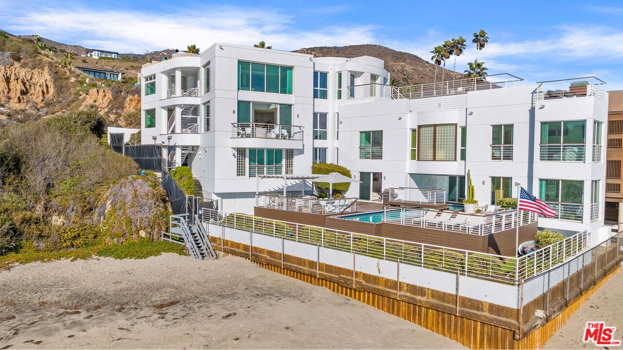 Exterior, Facade, Modern