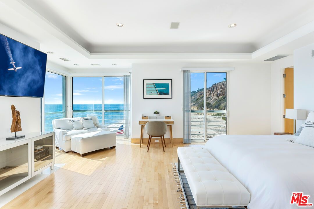 Bedroom, Home Office, Interior, Recessed Lighting, Water, Wood Texture Flooring