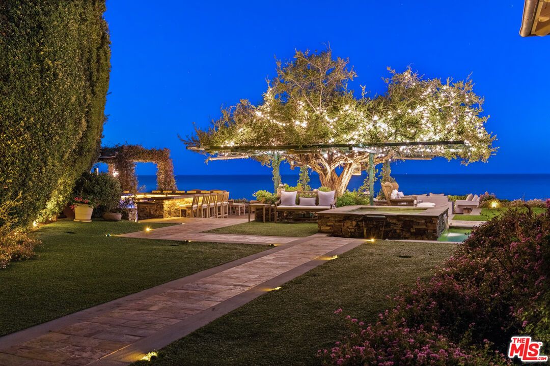 Exterior, Outdoor Kitchen, Water