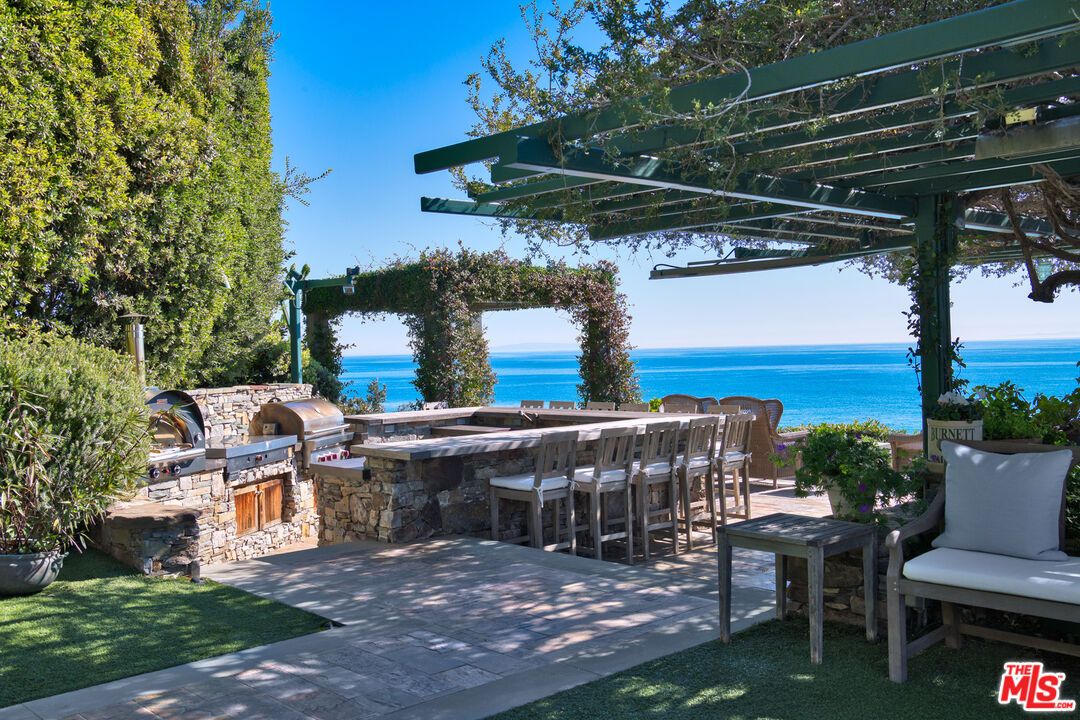 Exterior, Outdoor Kitchen, Water