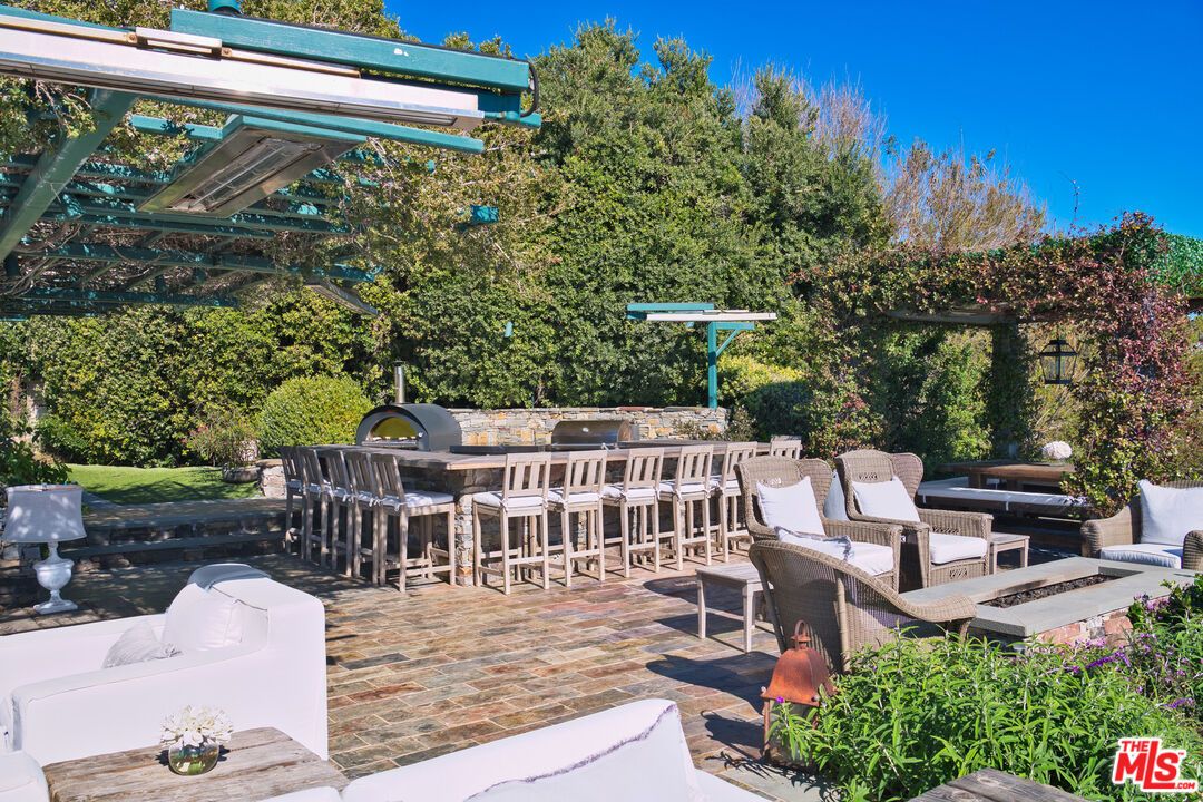 Exterior, Outdoor Kitchen