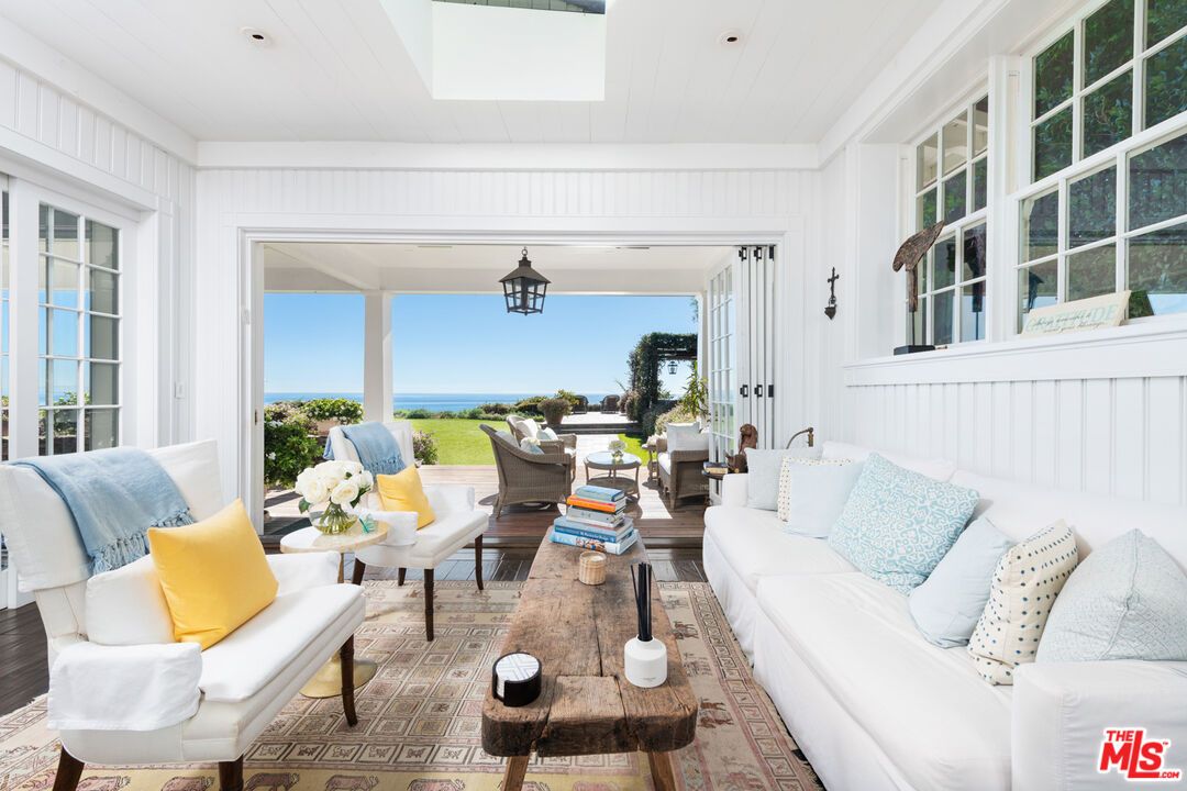 Interior, Living room, Recessed Lighting, Water, Wood Texture Flooring