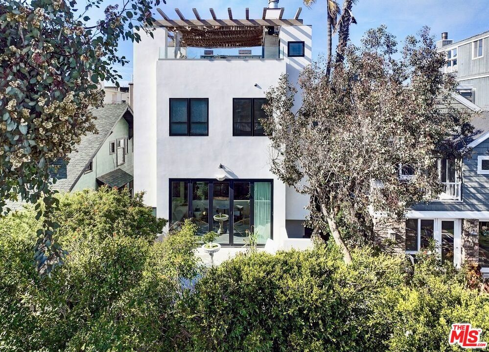 Exterior, Facade, Modern