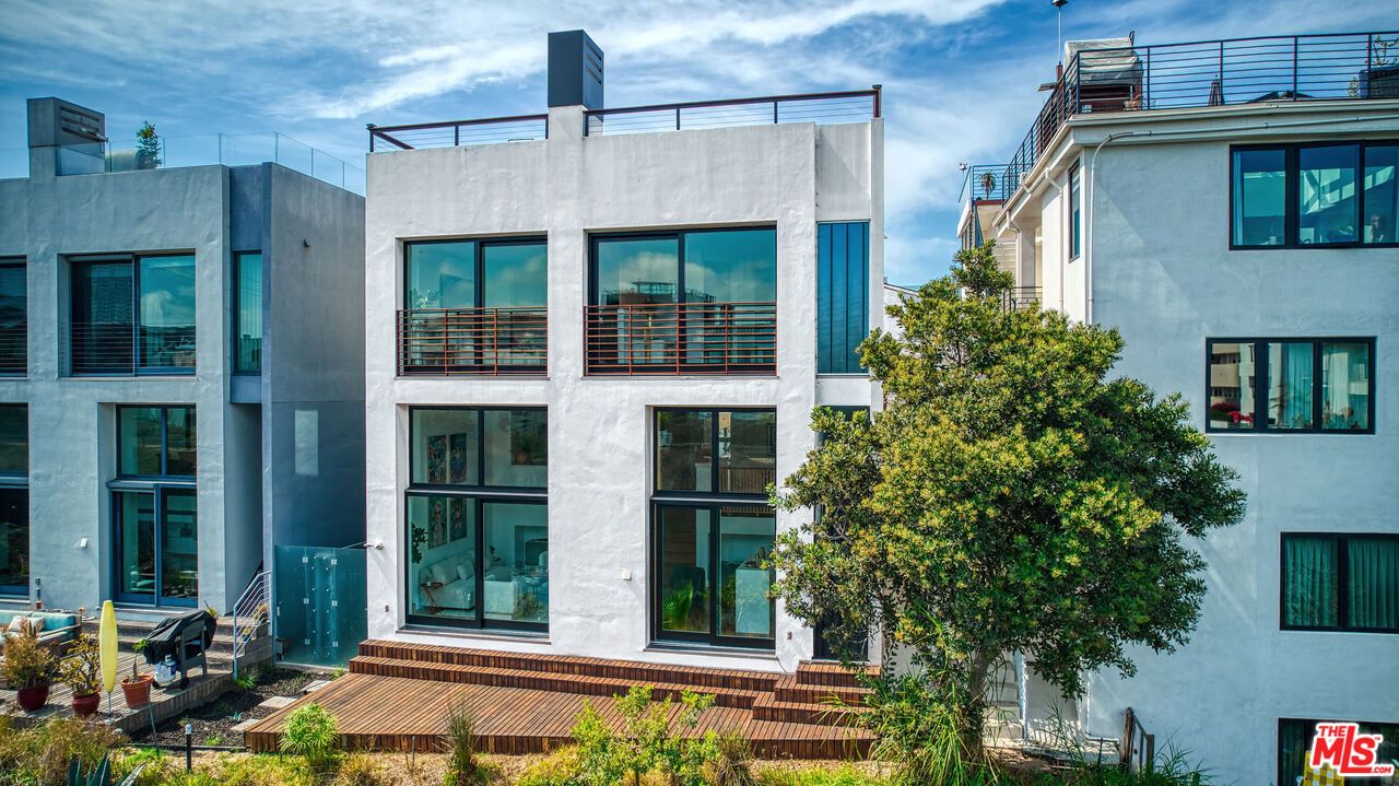 Exterior, Facade, Modern