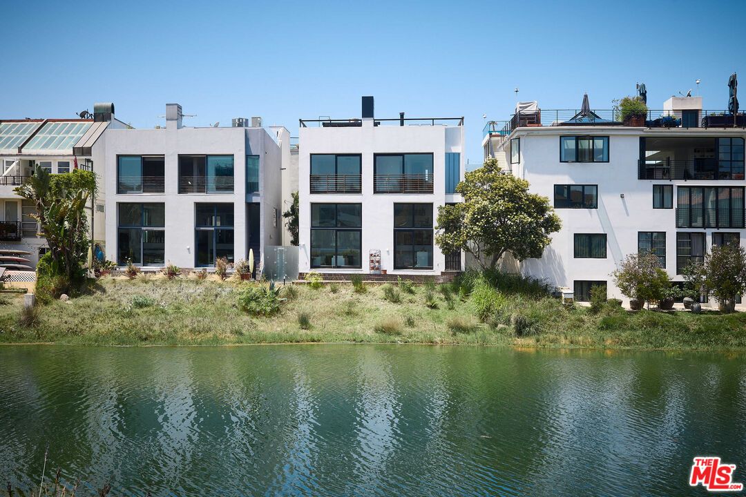 Exterior, Facade, Modern