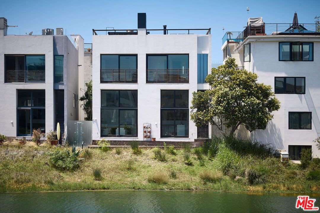 Exterior, Facade, Modern