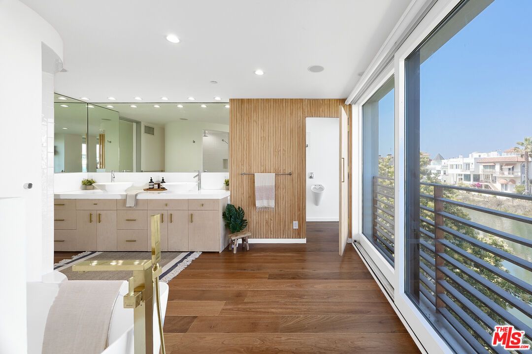 Bathroom, Interior, Recessed Lighting, Wood Texture Flooring