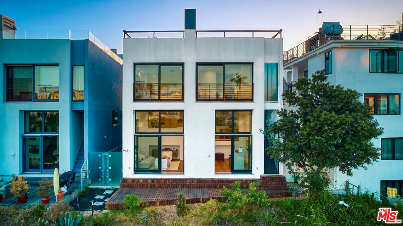 Exterior, Facade, Modern