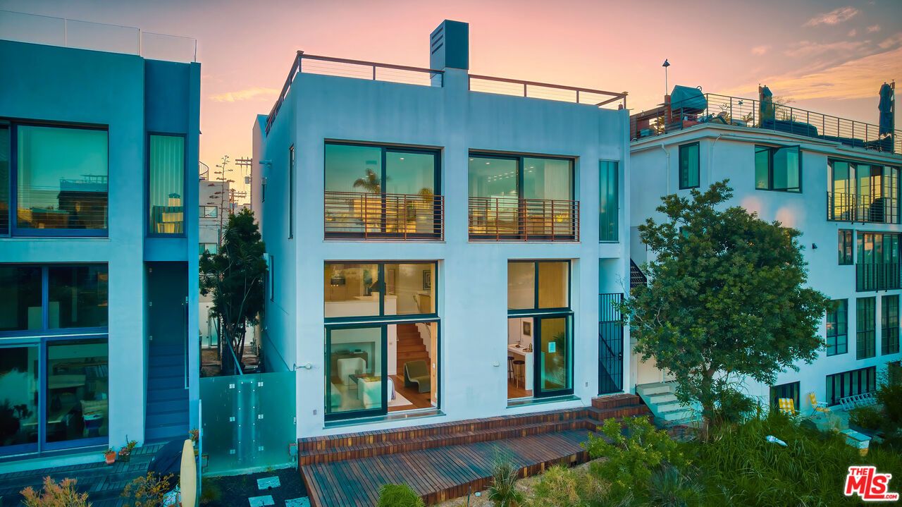 Exterior, Facade, Modern