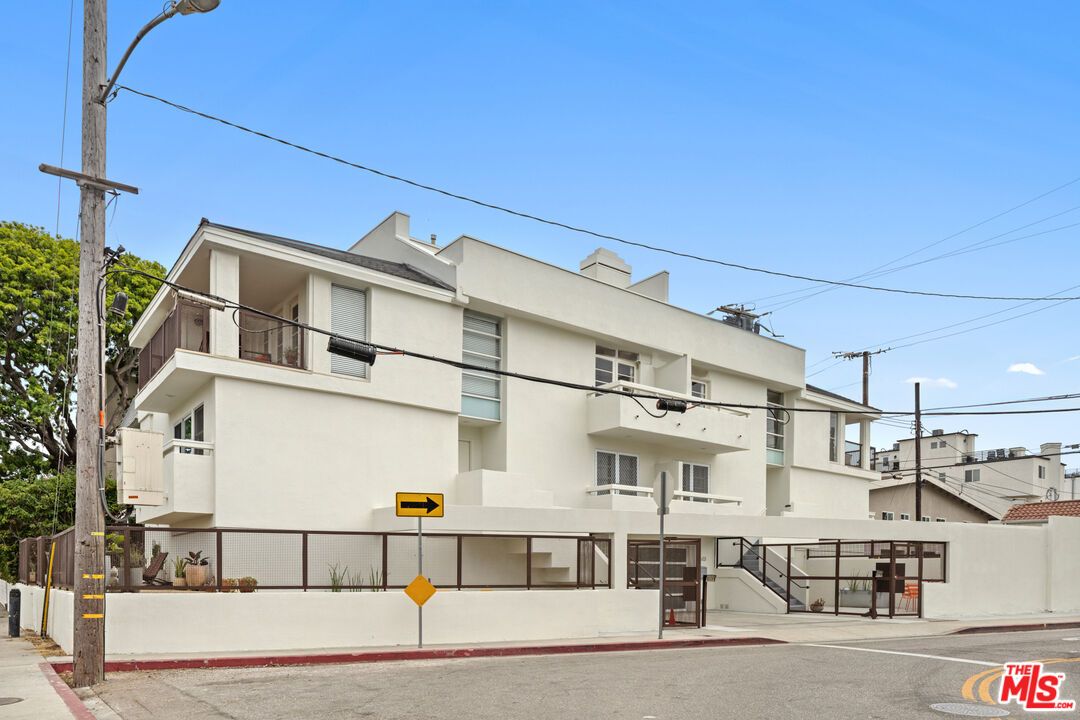 Exterior, Facade, Modern