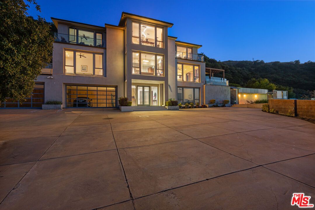 Attached, Backyard, Exterior, Facade, Modern