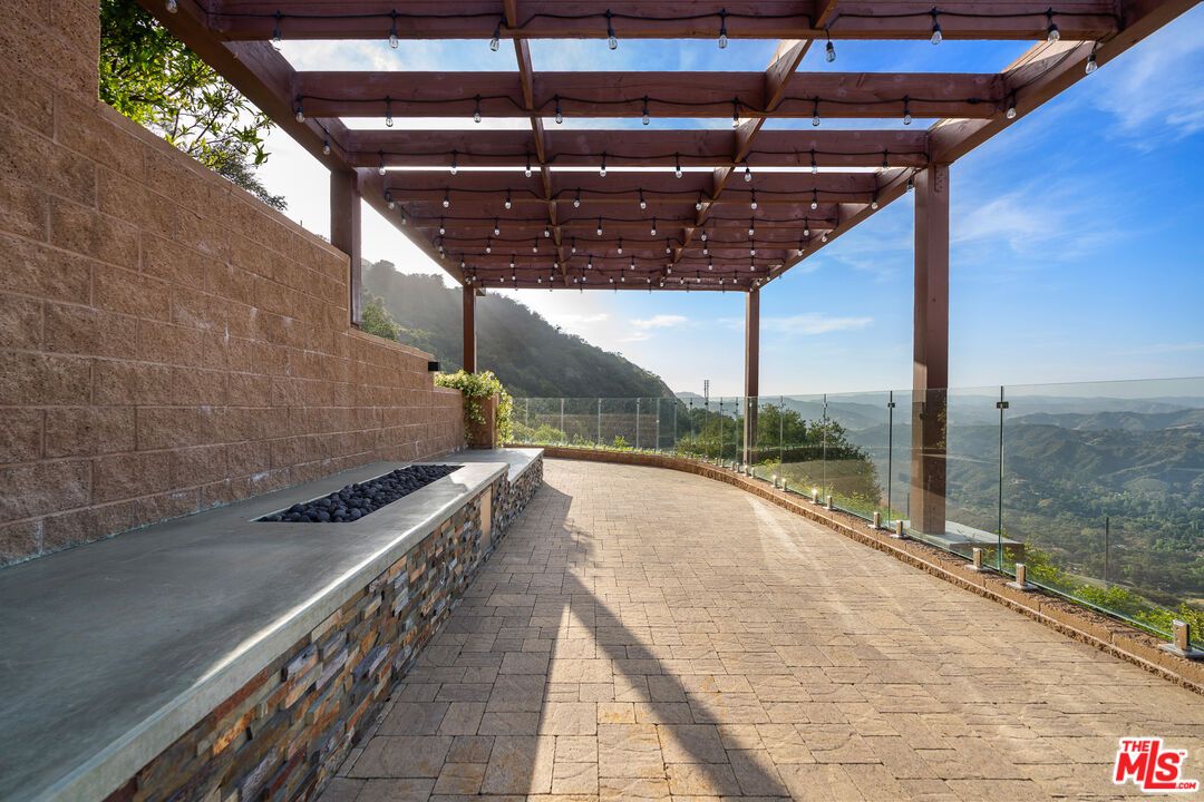 Exterior, Outdoor Kitchen